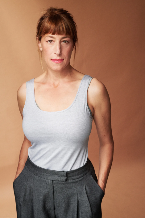 Helene Grass vor rotbraunem Hintergrund