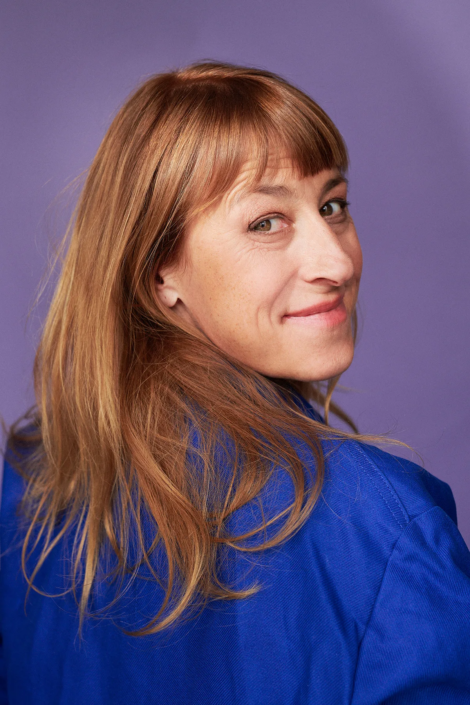 Portrait in blauem Oberteil