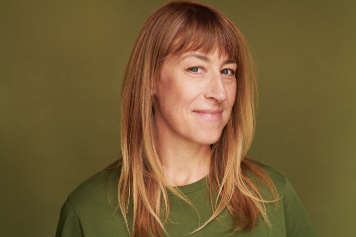 Helene Grass vor grünem Hintergrund